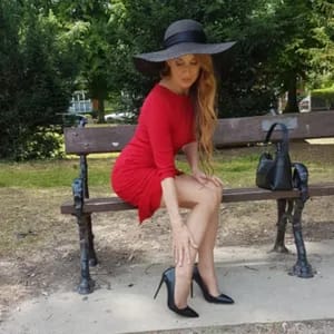 Heels, &amp; hosiery outdoors with Sharon sharonjanneyoutdoors OnlyFans