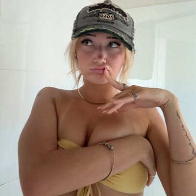 Bella 🧸🇺🇸 18 today 🎂