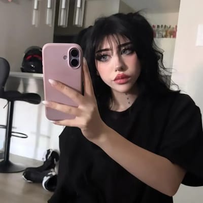 𝔡𝔞𝔦𝔰𝔶 || prettiest goth 🖤