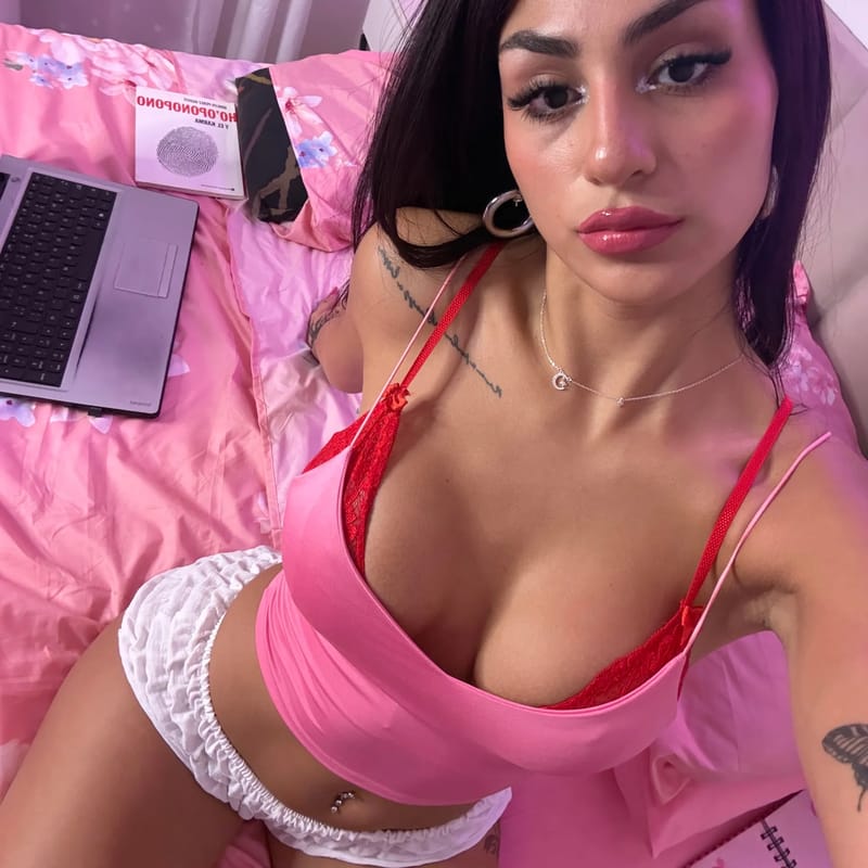 Aradia Rivas featuring strong visual fitness and physique-focused updates